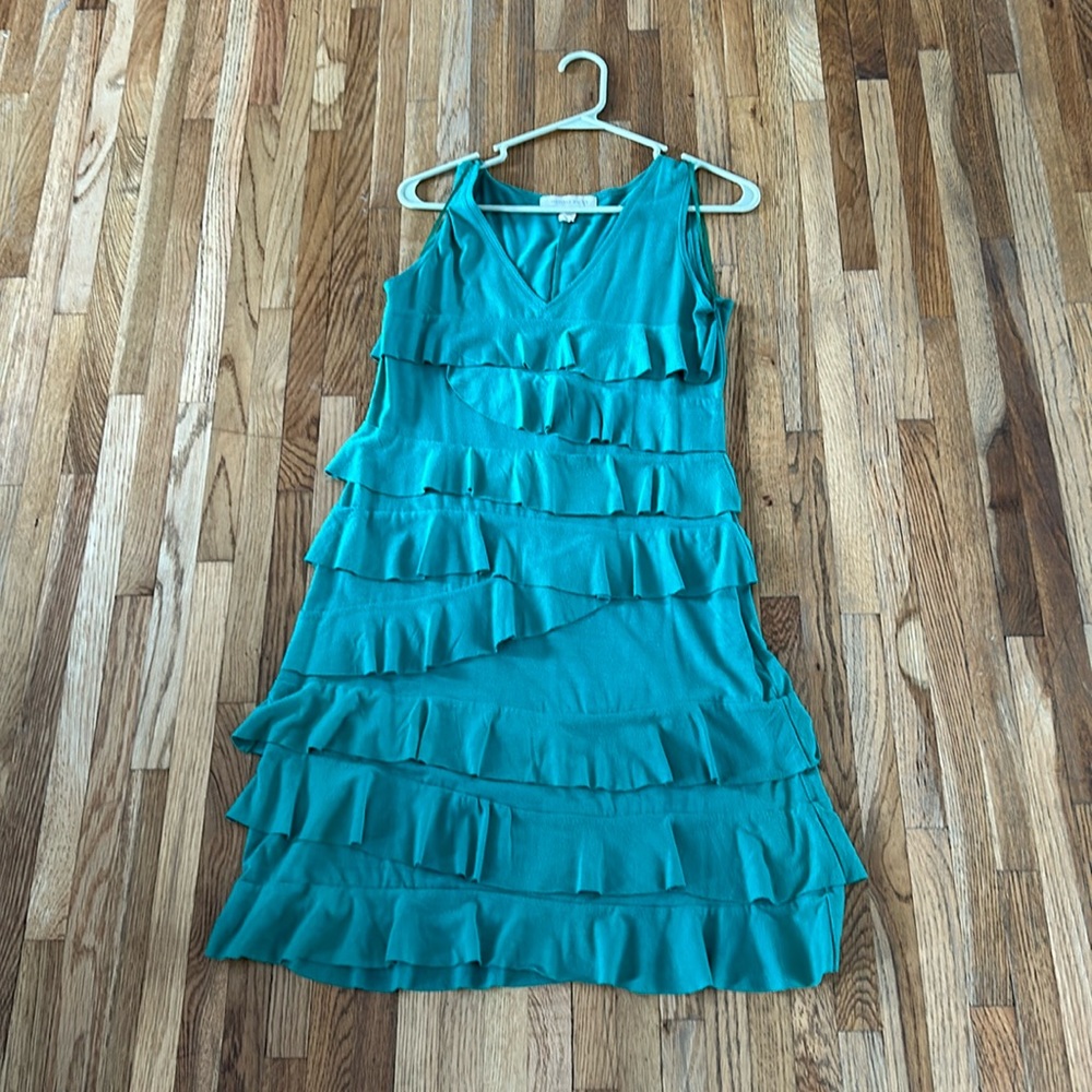 Kelly Green knee-length ruffle dress. Jonathan Martin. Size 8.